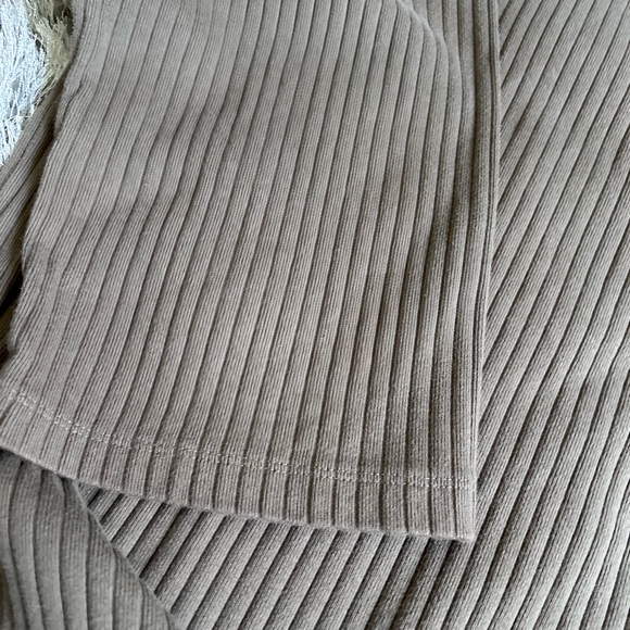 Uniqlo rubbed taupe coloured three quarter sleeve tunic top - Picture 5 of 5